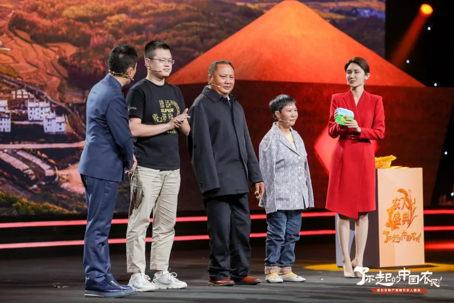 没脚走出致富路 无手绣出幸福花：“手足夫妻”张顺东夫妇成央视“了不起的中国农民”