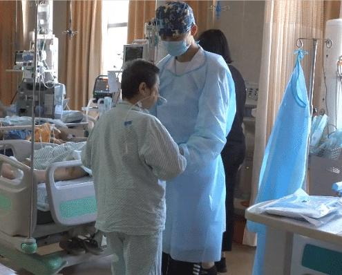 广州70岁脑膜瘤危重患者，术后21天康复治疗恢复行走！