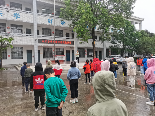 三台县芦溪镇永江中心小学校:举行地震应急疏散演练活动剪影