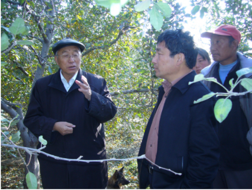 高级农艺师为果农培训苹果树病虫害等技术