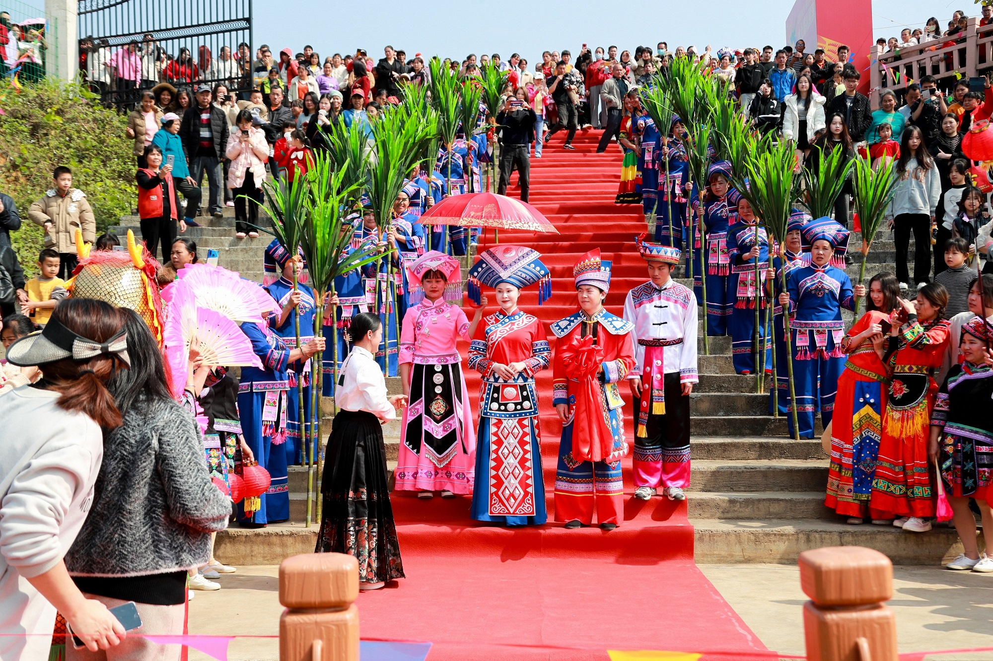 “甜蜜江州”年味浓郁喜迎八方来客，龙型美陈长廊吸引游客纷纷打卡！