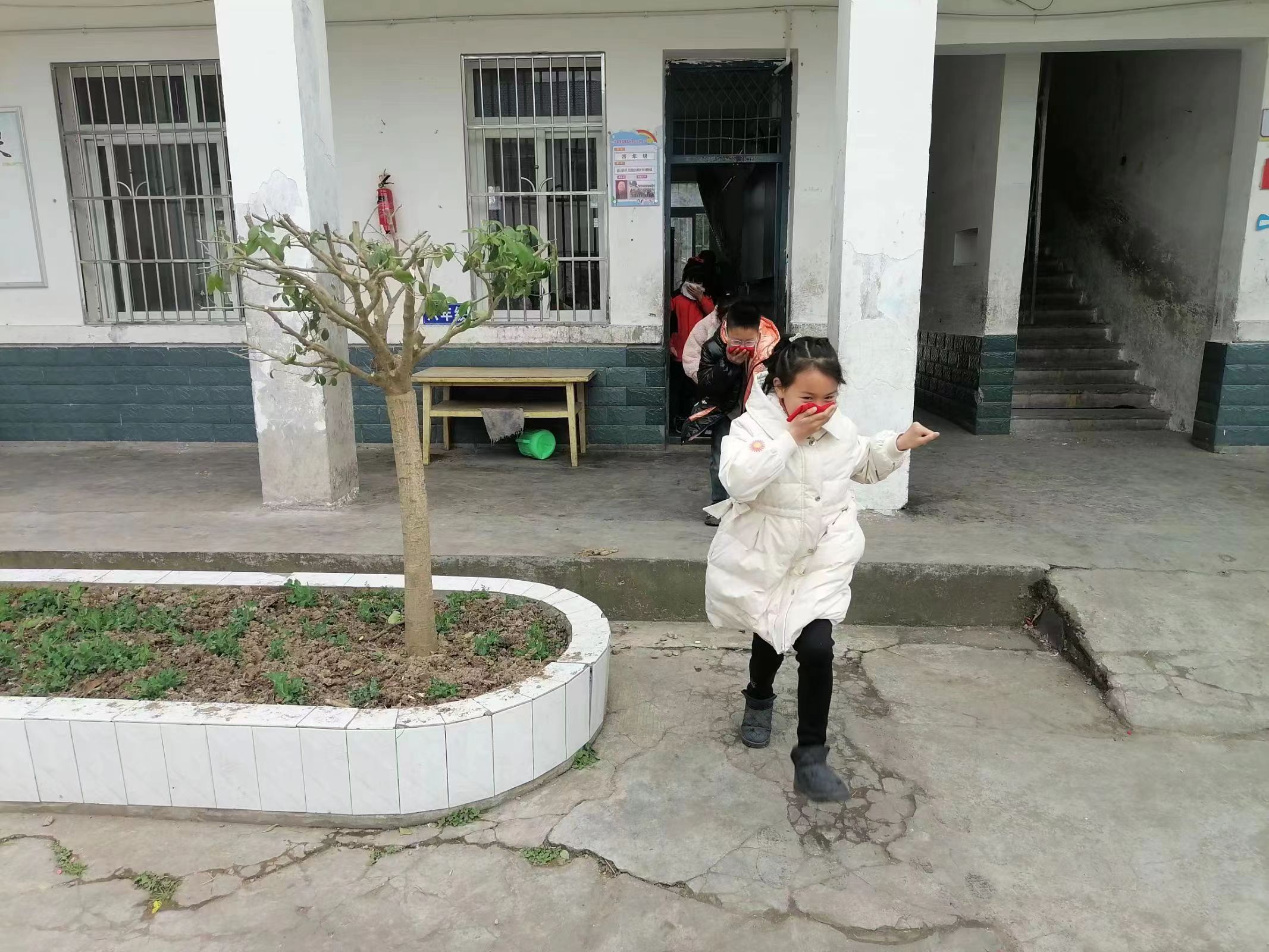 绵阳市各中小学幼儿园：分别举行消防应急演练活动