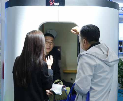 Rlab时光梭惊艳亮相2024中国国际医疗器械博览会，展现中国抗衰科技实力