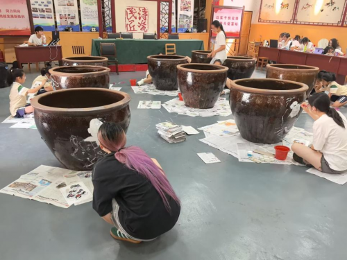 武义县熟溪小学：当童真遇上专业！画家与美院姐姐共绘大缸，为乡村集市添彩！