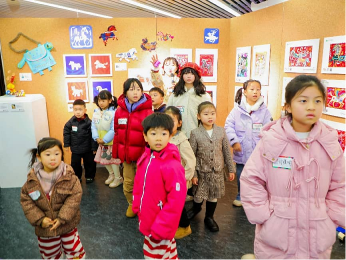 《分龄教学实录：3岁涂鸦与8岁创想，画出的“马”有何不同？》