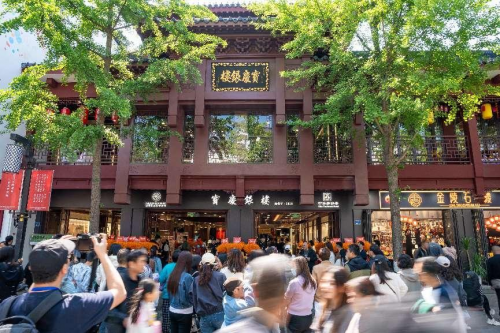 时隔140年宝庆银楼五一回归，卖花郎机器人成网红