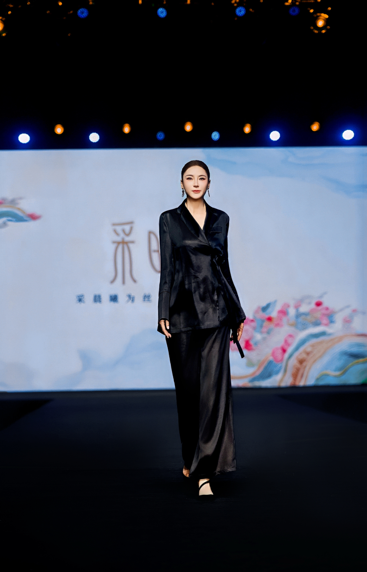 千里赴沪·旗韵生辉|丽影文化亮相KOUQI蔻骐2026上海大秀