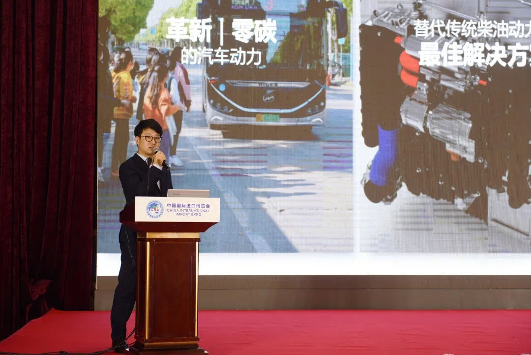 图片包含 桌子, 男人, 女人, 游戏机 描述已自动生成