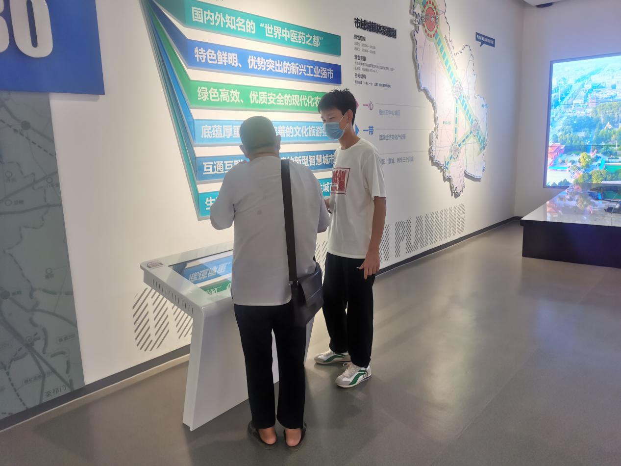 C:\Users\lenovo\Desktop\社会实践图片\实践队员在亳州展览馆采访游客.jpg实践队员在亳州展览馆采访游客