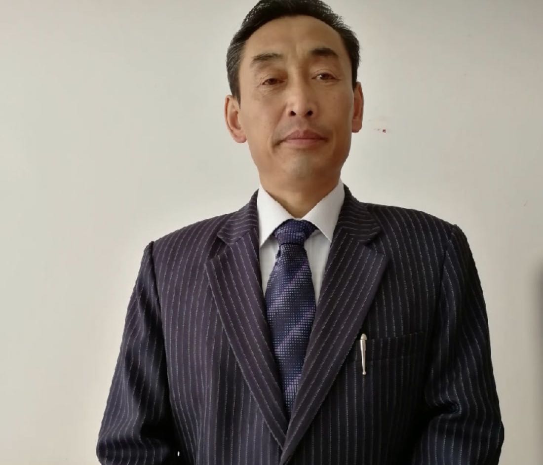 图片包含 人, 男人, 西装, 领带
描述已自动生成