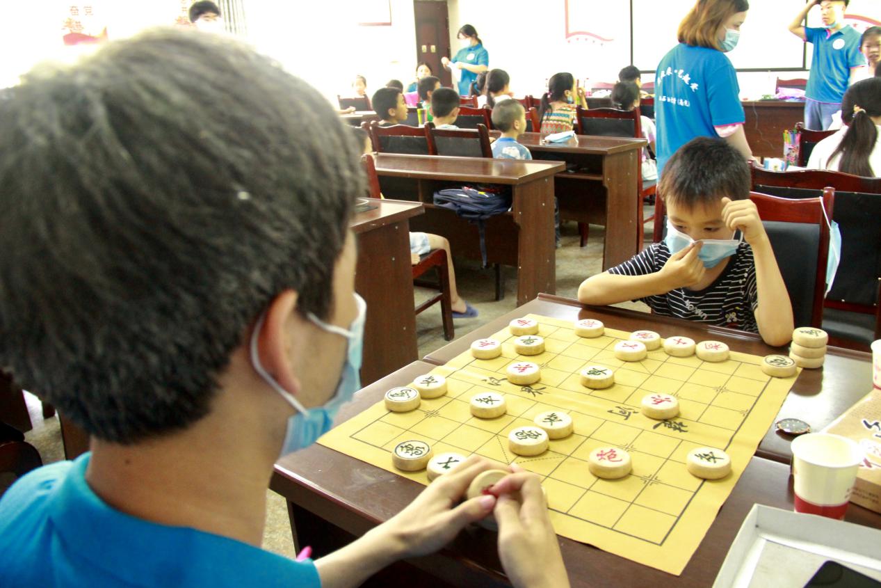 志愿者和孩子下象棋