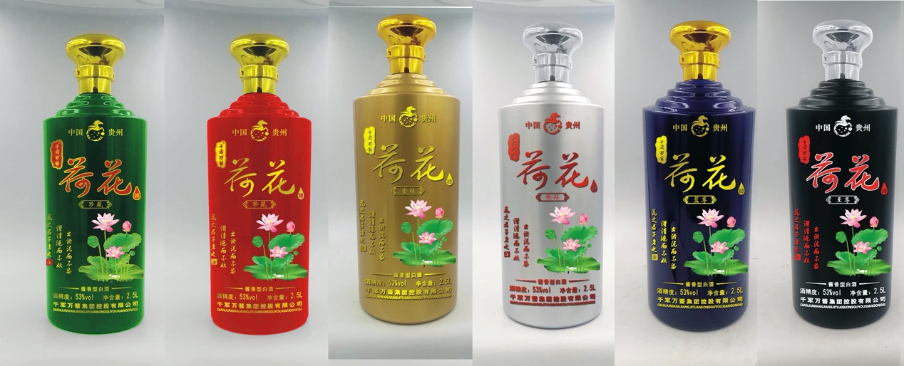 一群不同颜色的瓶子

描述已自动生成