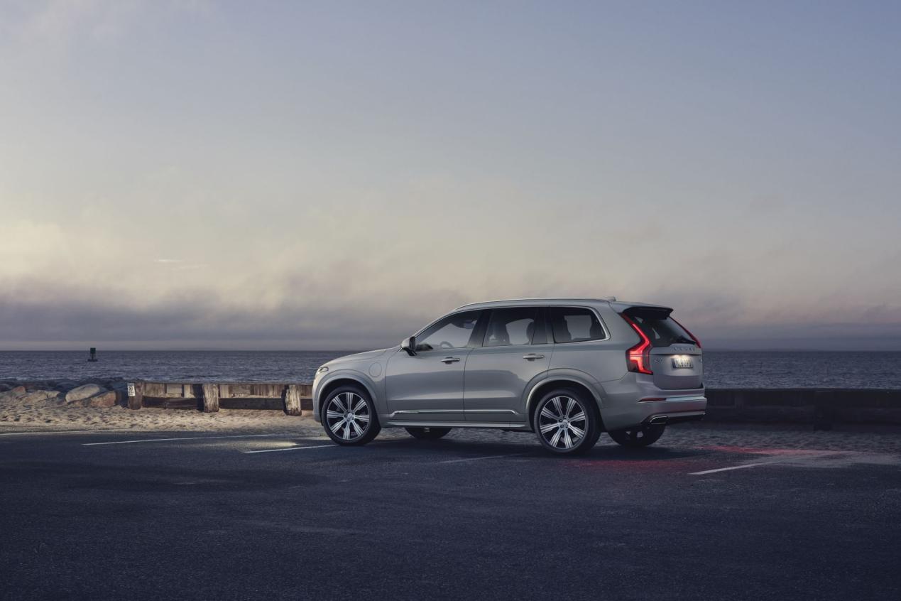 02_xc90-t8-e