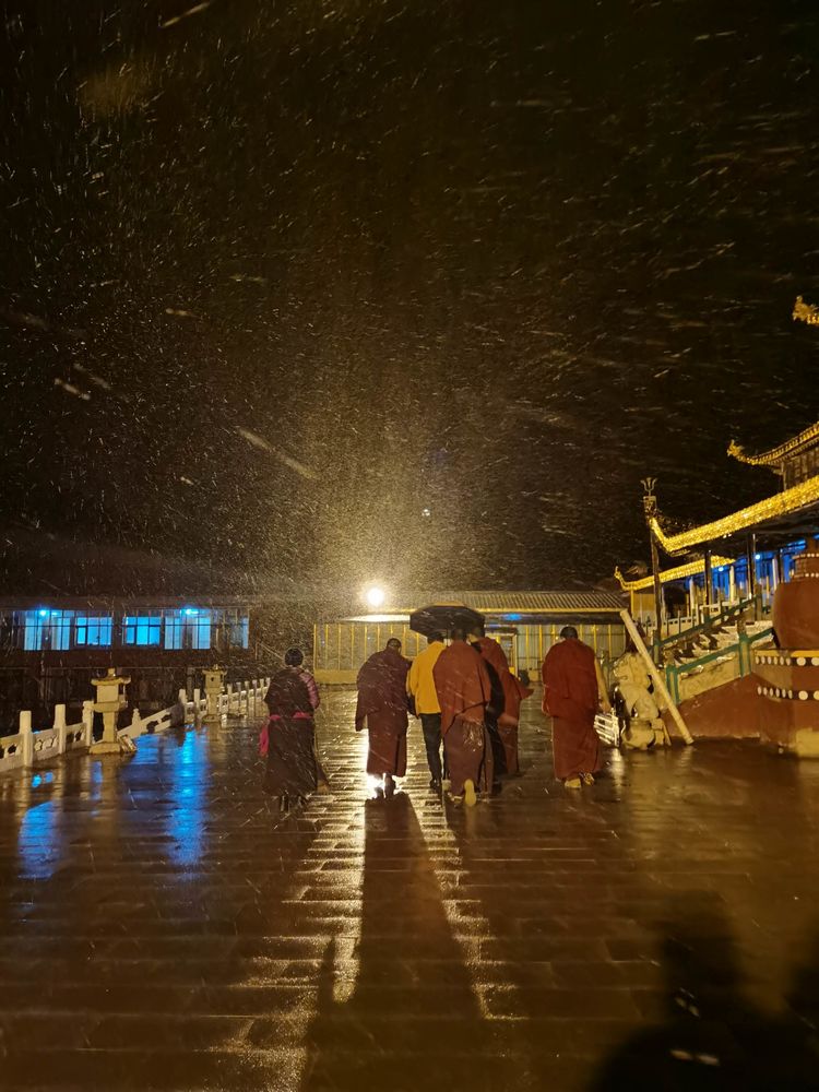 图片包含 户外, 水, 人们, 站
描述已自动生成