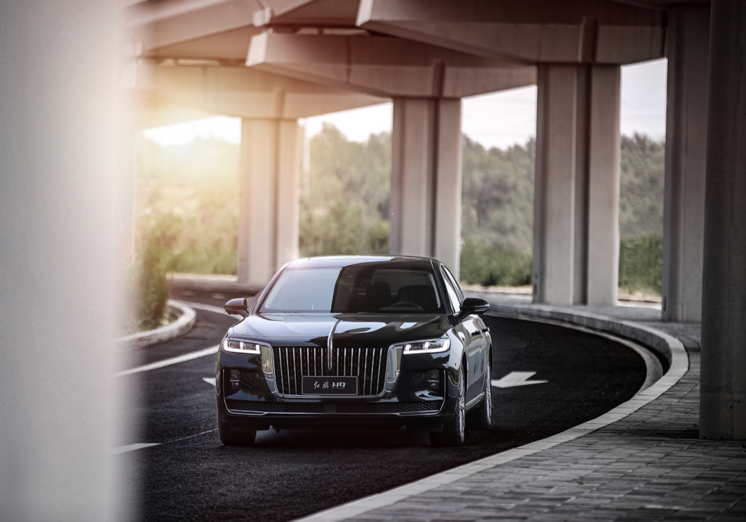 动态实测红旗H9驾乘质感：操控灵活，乘坐舒适