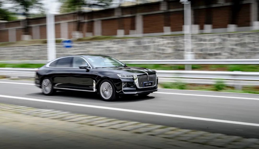 动态实测红旗H9驾乘质感：操控灵活，乘坐舒适