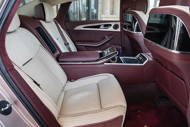 动态实测红旗H9驾乘质感：操控灵活，乘坐舒适