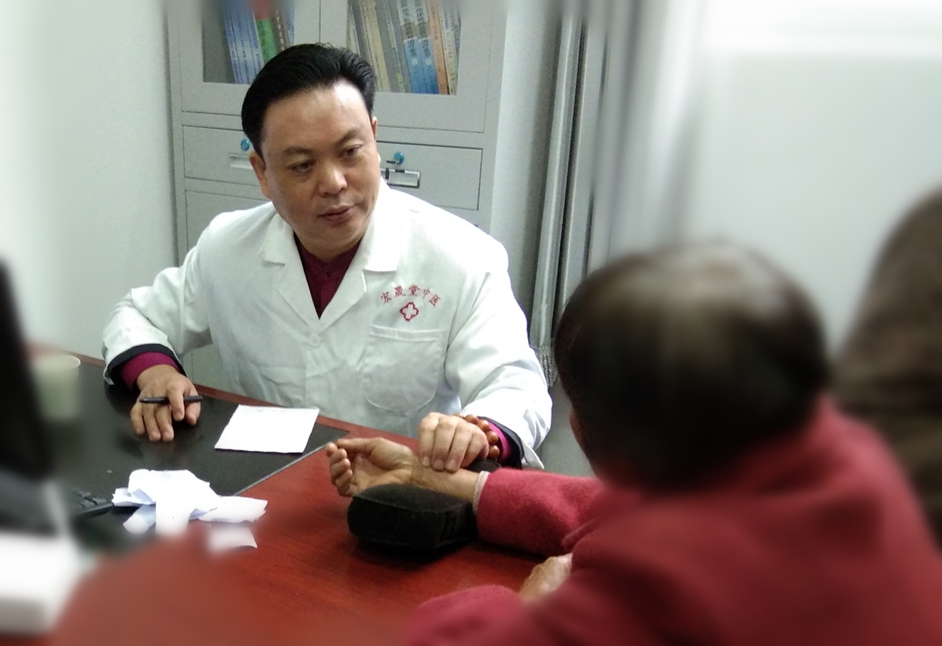 图片包含 人, 室内, 男人, 桌子 描述已自动生成