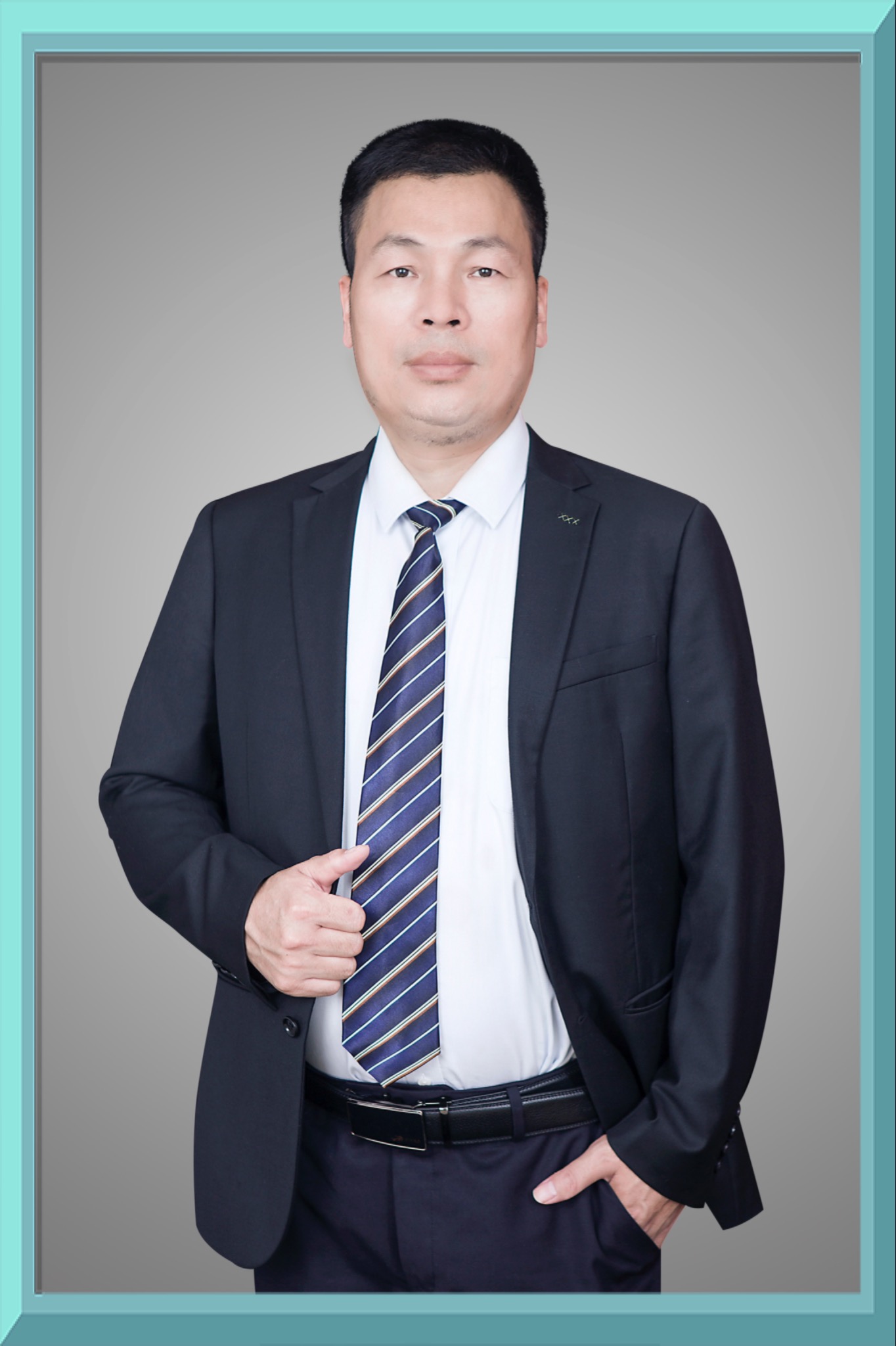 穿西装打领带的男人

描述已自动生成