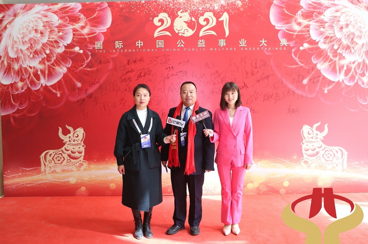 图片包含 站, 男人, 地毯, 前

描述已自动生成