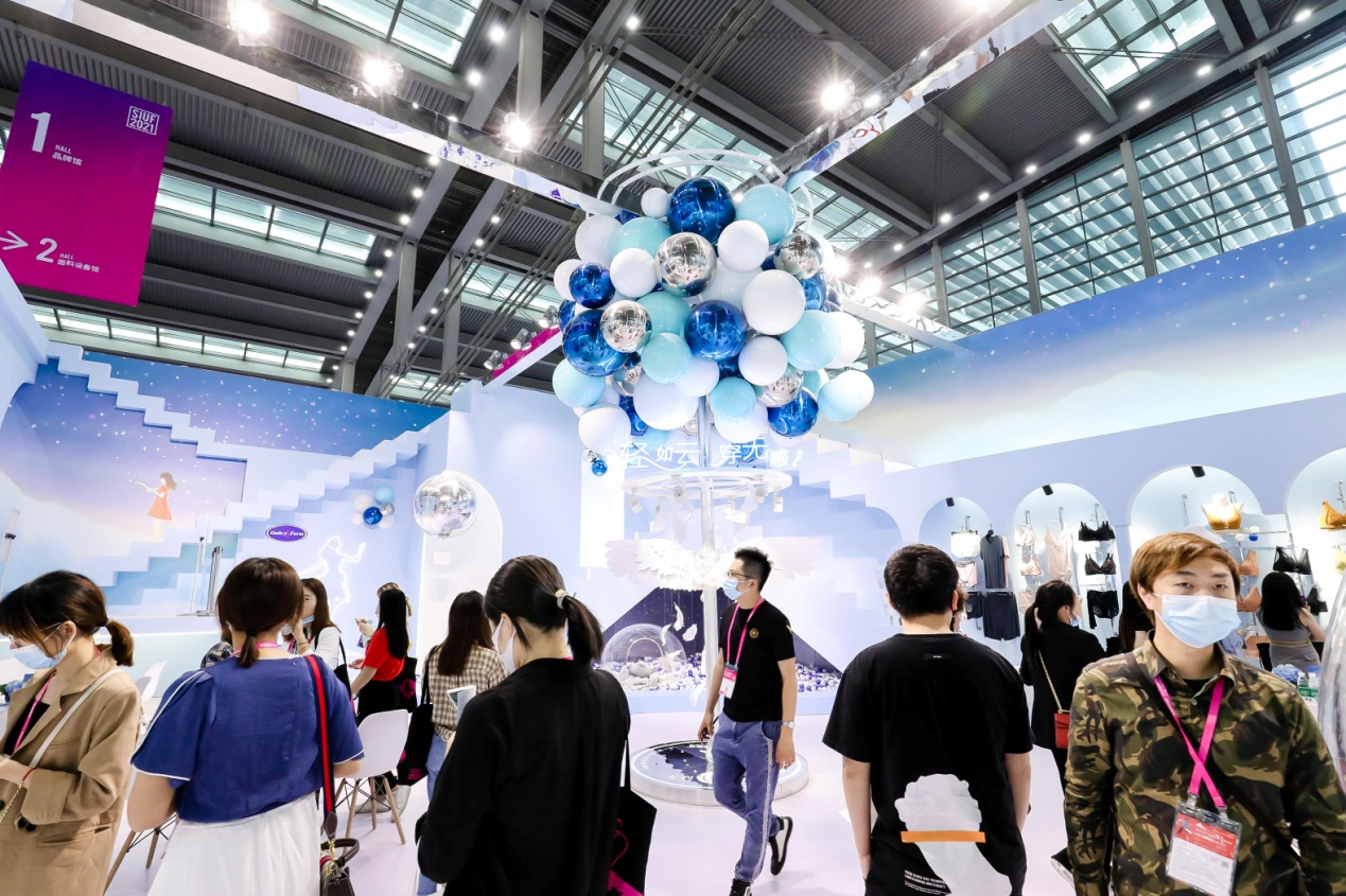 D:\1.SIUF2021\AAA 展会现场相关资料\新闻稿\4.19开幕式通稿\媒体新闻稿\开幕式通稿配图\4安莉芳展位.jpg