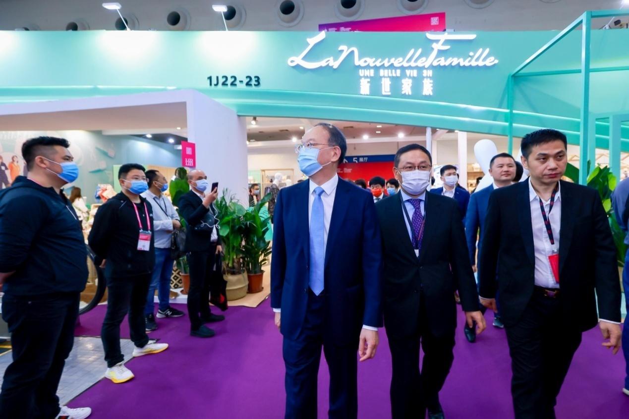 D:\1.SIUF2021\AAA 展会现场相关资料\新闻稿\4.19开幕式通稿\开幕式通稿配图\10巡馆 (1).jpg