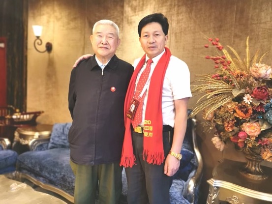 男人和女人站在一起

中度可信度描述已自动生成