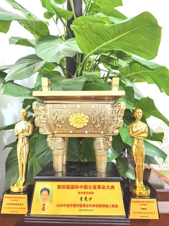 桌子上摆放着广告卡片和一盆植物

中度可信度描述已自动生成