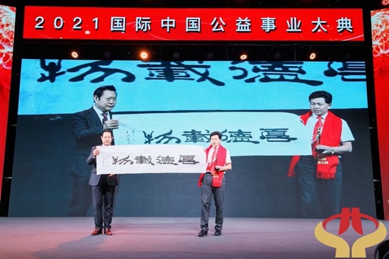 图片包含 女人, 男人, 标志, 十字架

描述已自动生成
