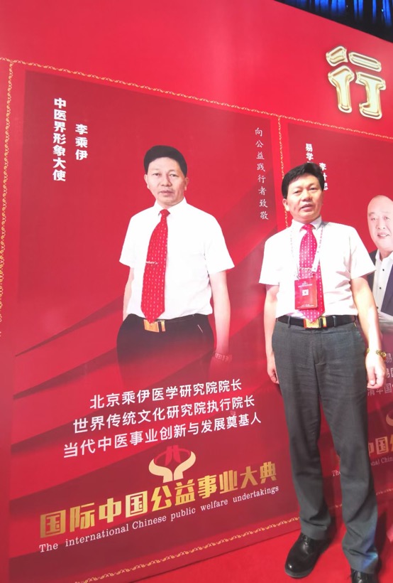 人站在一起合影

低可信度描述已自动生成