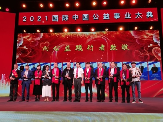 一群人站在台上

中度可信度描述已自动生成