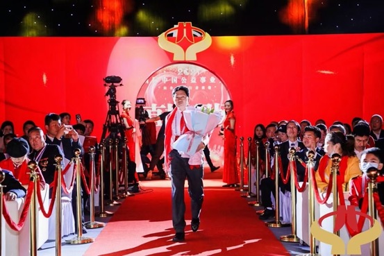一群人在台上表演

低可信度描述已自动生成
