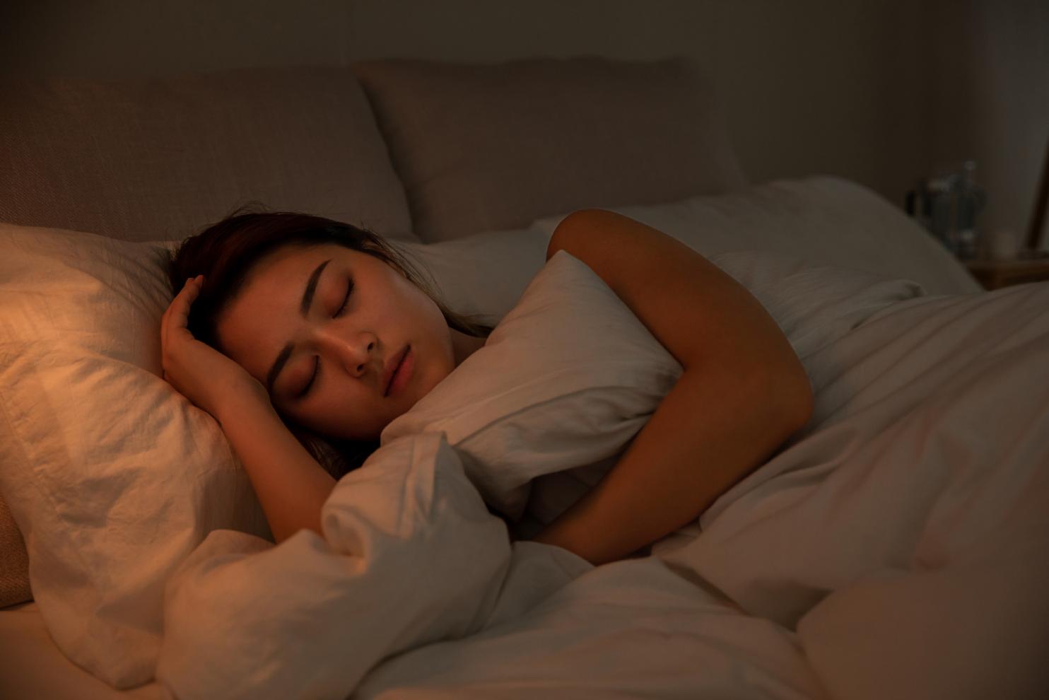 摄图网_501547919_banner_夜晚女性床上睡觉(非企业商用)