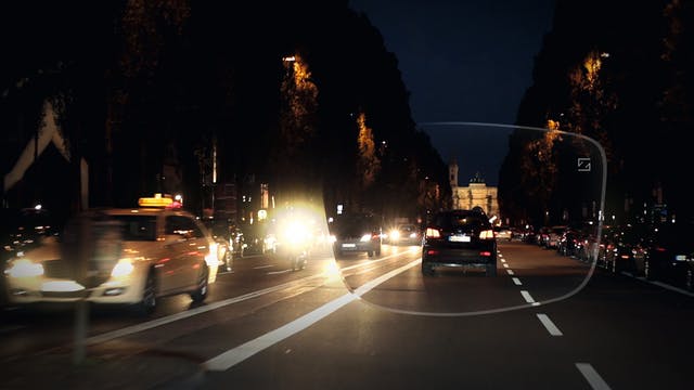 在晚上减少从迎面而来的车辆或街灯而导致的眩光 