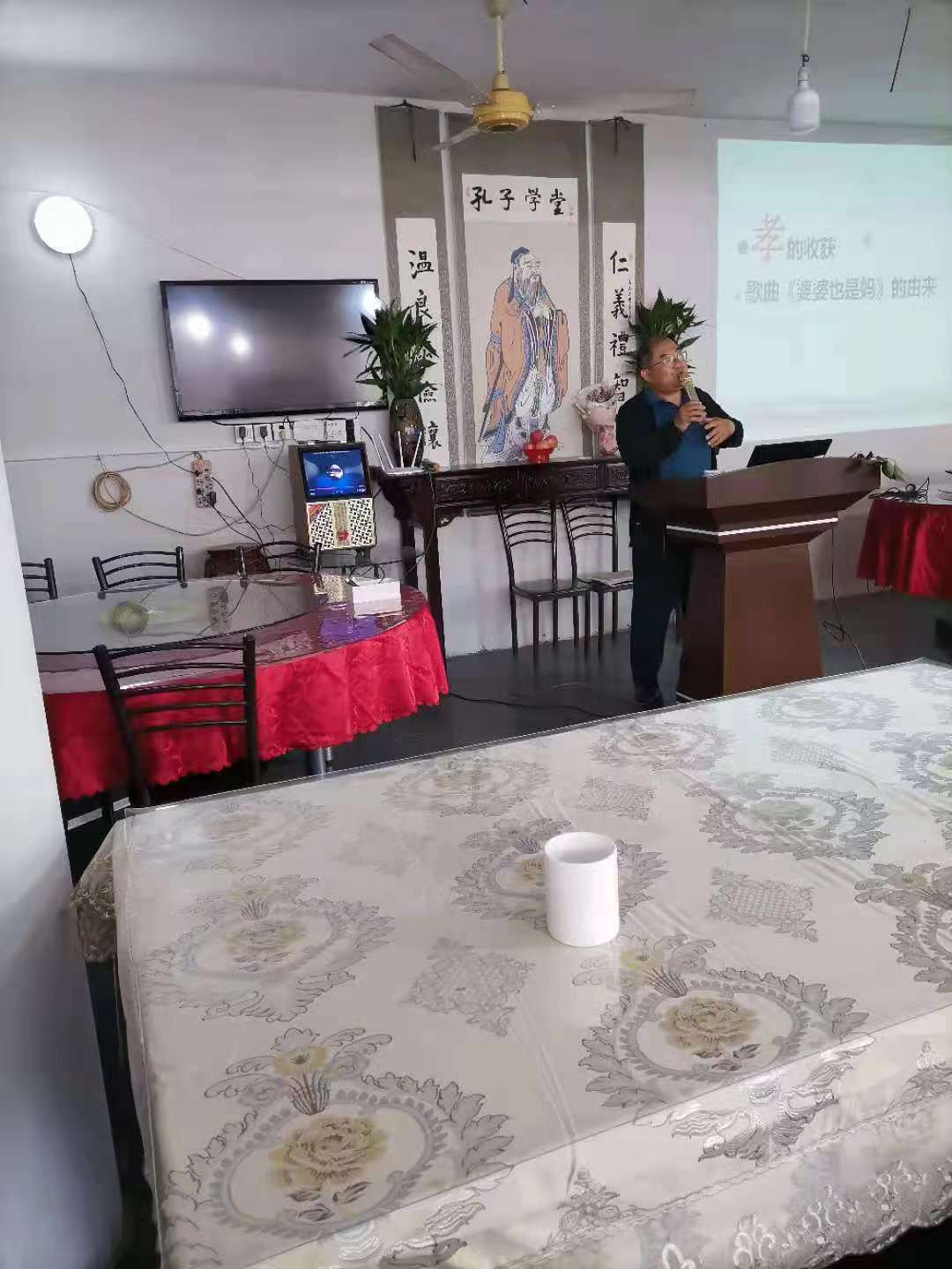 房间里的沙发和桌子

中度可信度描述已自动生成