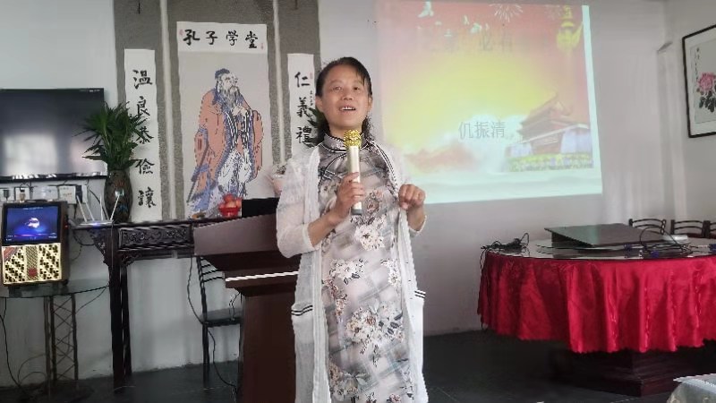 小孩站在房间里

中度可信度描述已自动生成