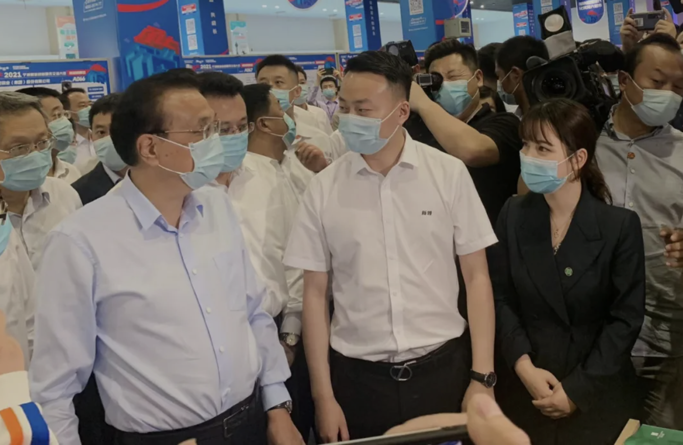 一群人在开会
描述已自动生成