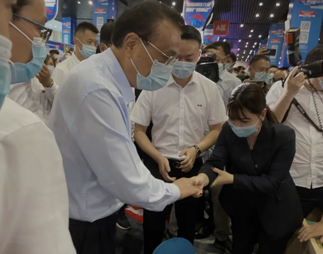 一群人正在聊天
描述已自动生成