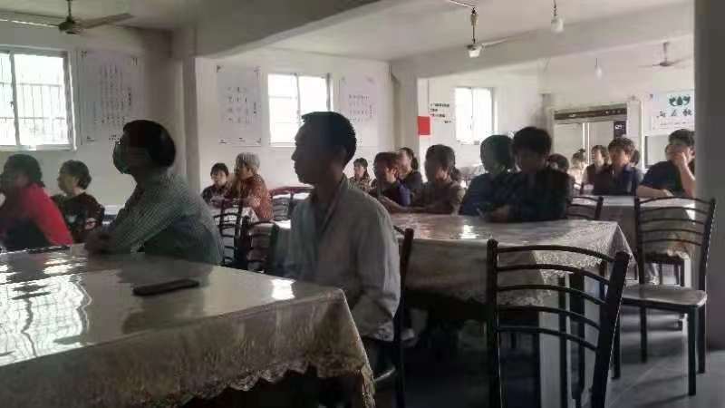 一群人在餐厅里

描述已自动生成