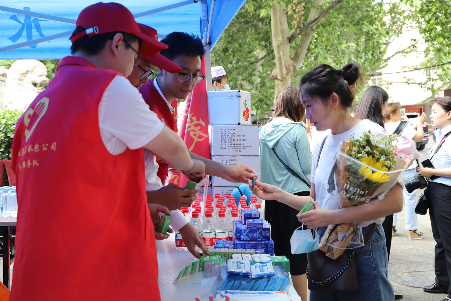 中建七局总承包公司——心系高考学子，爱心助考“暖心人”