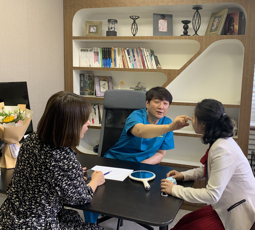 假体隆鼻安全吗？30年鼻整形临床经验北京美憬韩国院长李炳浍亲诊