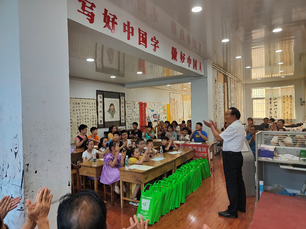 一群人站在室内
描述已自动生成