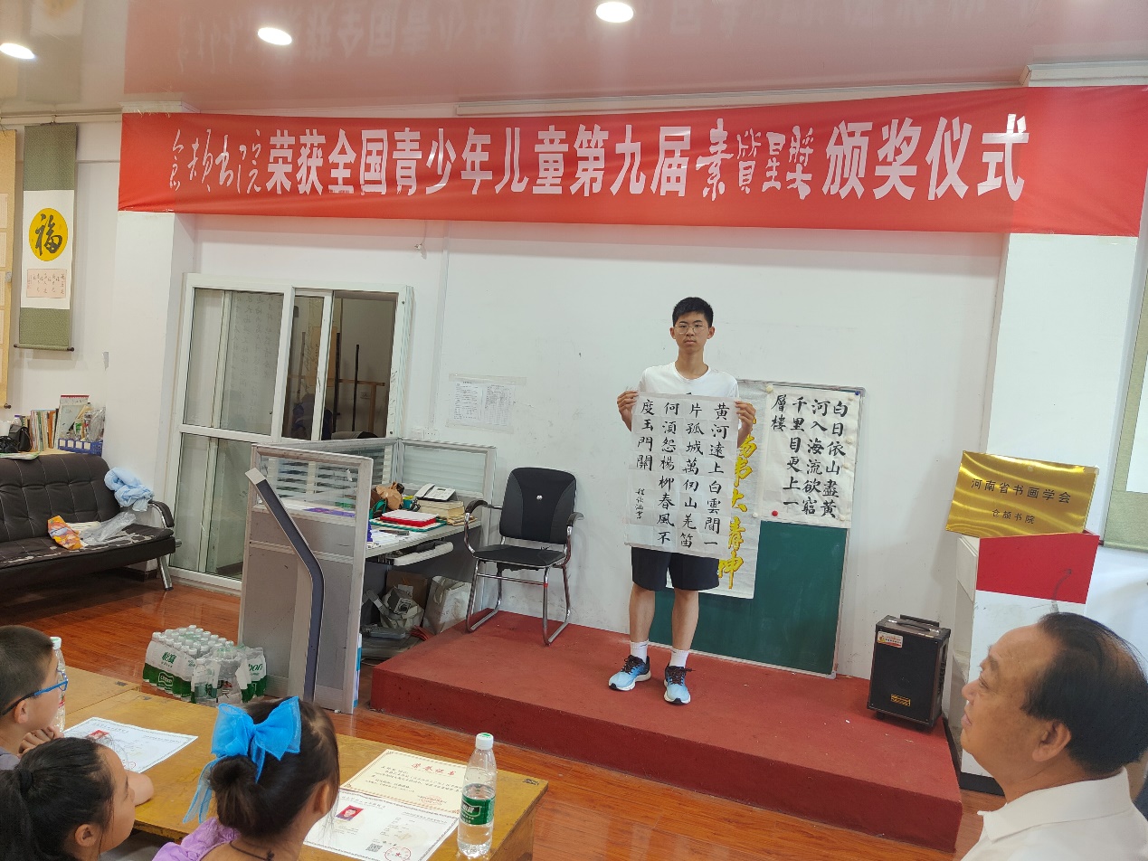 人们站在房间里
描述已自动生成