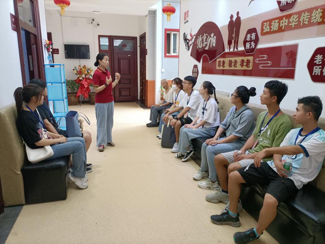 图二 养老院负责人介绍整体情况