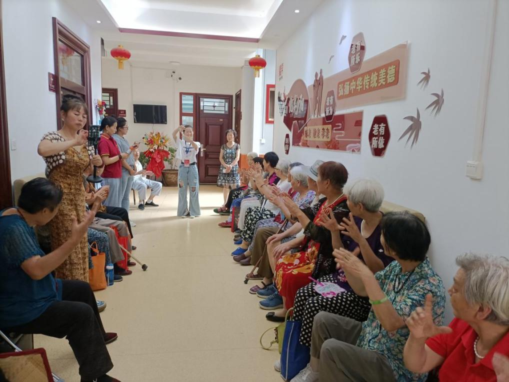 图七 实践队成员和老人互动