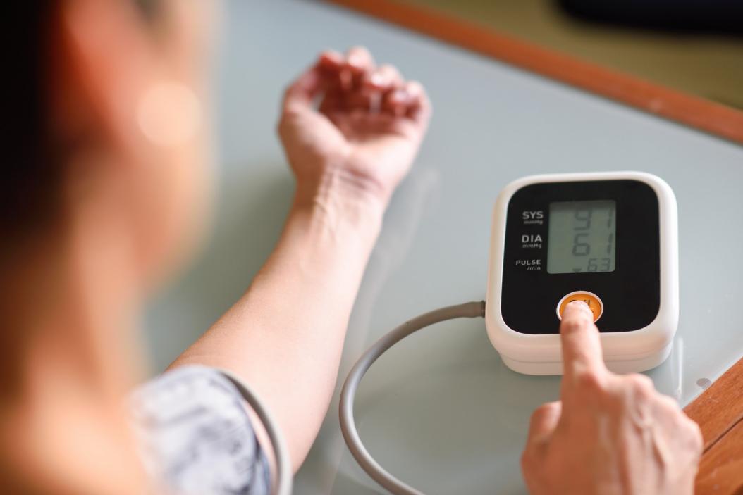 摄图网_300018514_banner_在家里使用测量仪测量血压（非企业商用）