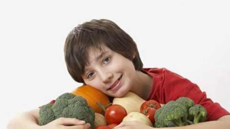 青少年近视危害多，早预防早矫正才能少烦恼