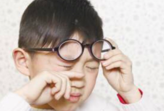 青少年近视危害多，早预防早矫正才能少烦恼