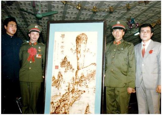 1985年张雄舰向中国人民解放军英模报告团献画《举世无双》,被永久收藏于北京中央军事博物馆
