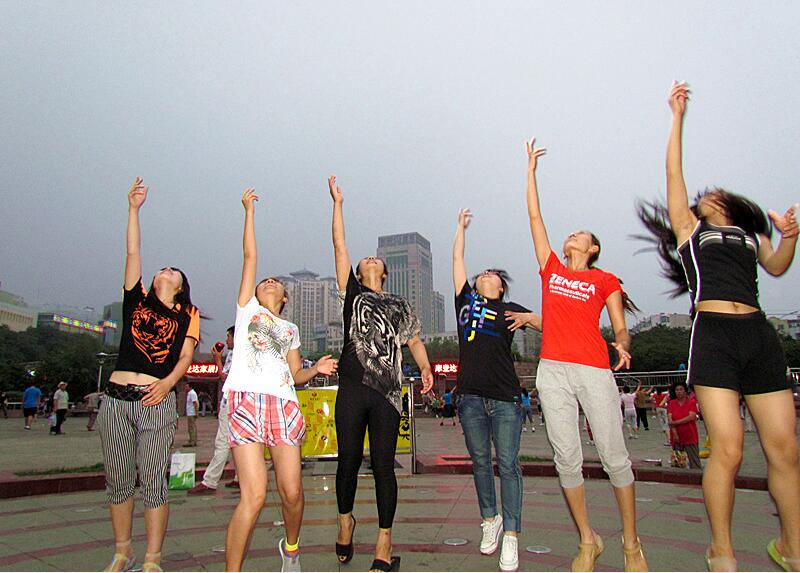 承德中华飞伞狂欢夜,美女们一起把中华飞伞激情地抛向高空